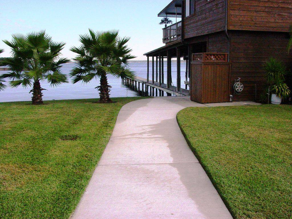 Walking up to the Lake Conroe Boathouse entrance