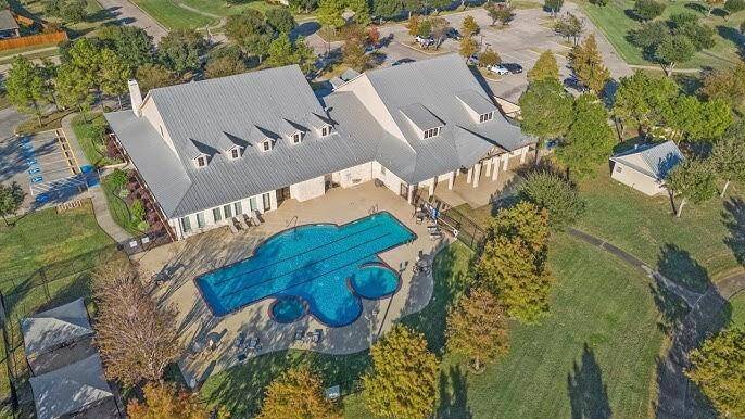 The Heritage Cove is part of the exclusive 55+ community of Towne Lake. The home owners in the Heritage have their own pool and club house that has a full calendar of events for it's residents.
