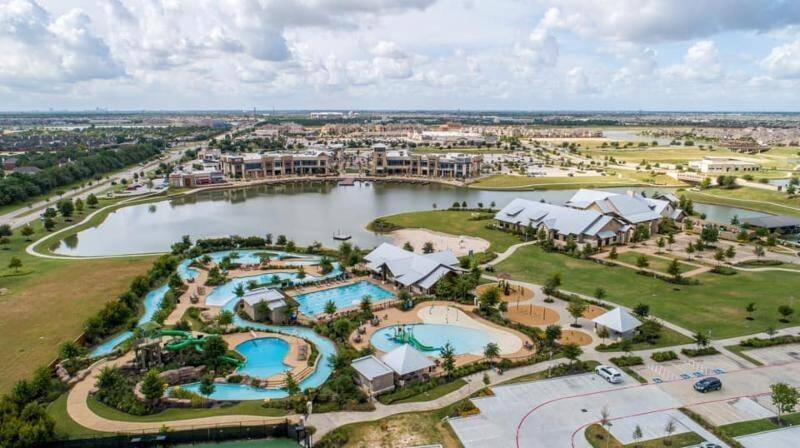 The top-rated Towne Lake neighborhood has many lakes, trails, playgrounds and pools for you to enjoy. (There a minimal fee to use the pools outside of the Heritage)