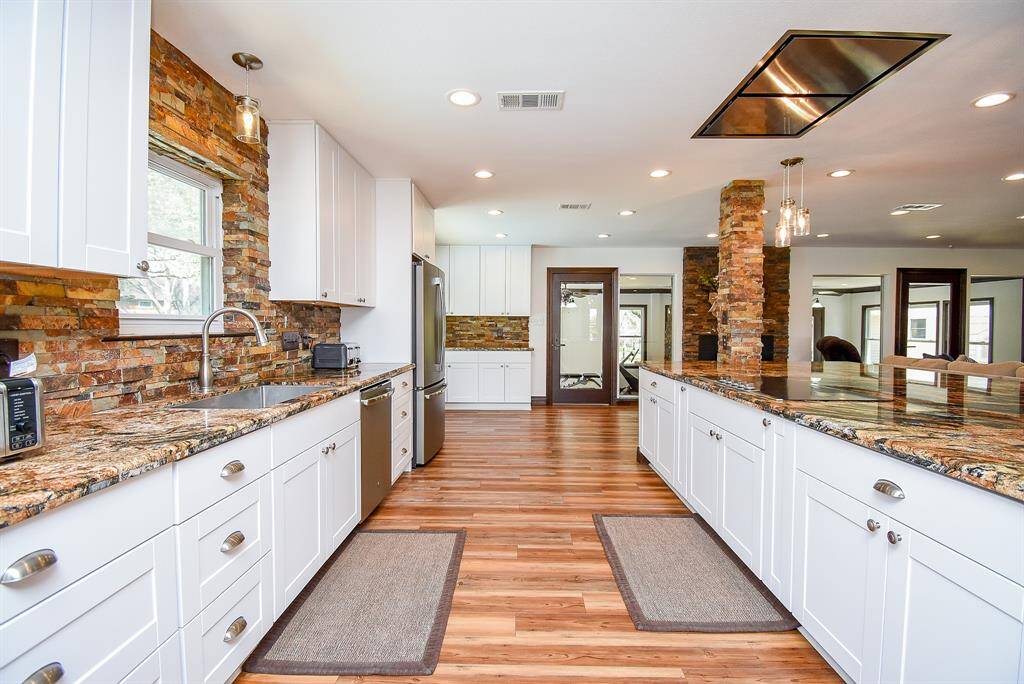 This kitchen offers plenty of space for multiple chefs to work together without getting in each other’s way. Enjoy the large stainless-steel sink while you take in the stunning view of your beautiful pool and property.
