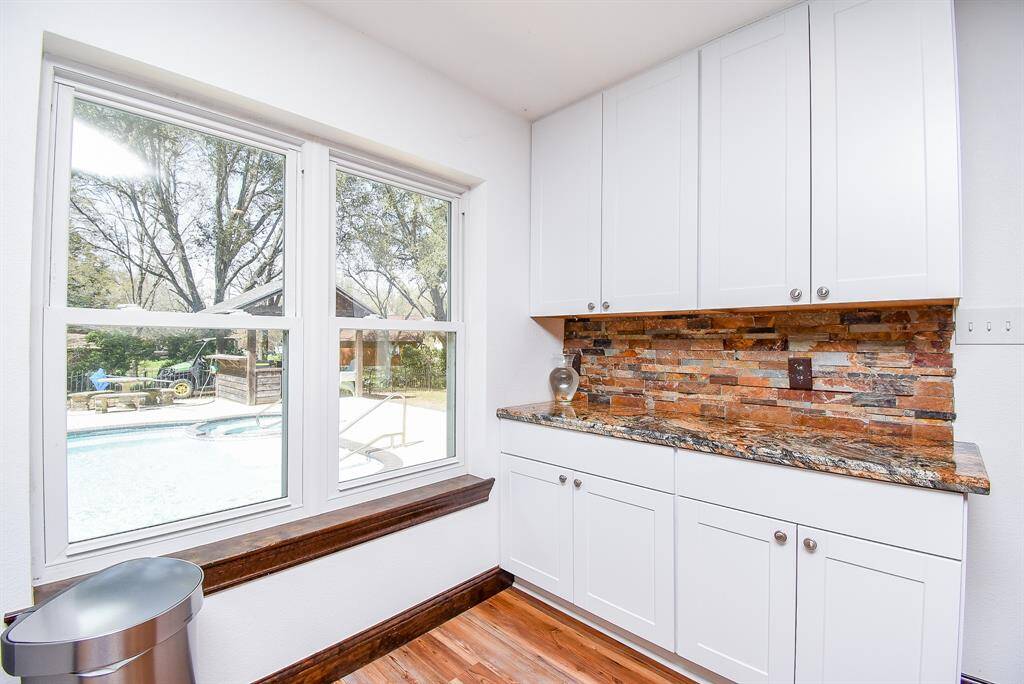 This space could be the perfect spot for a coffee bar, wine bar, or even storage for your small kitchen appliances. The possibilities in this kitchen are truly endless!