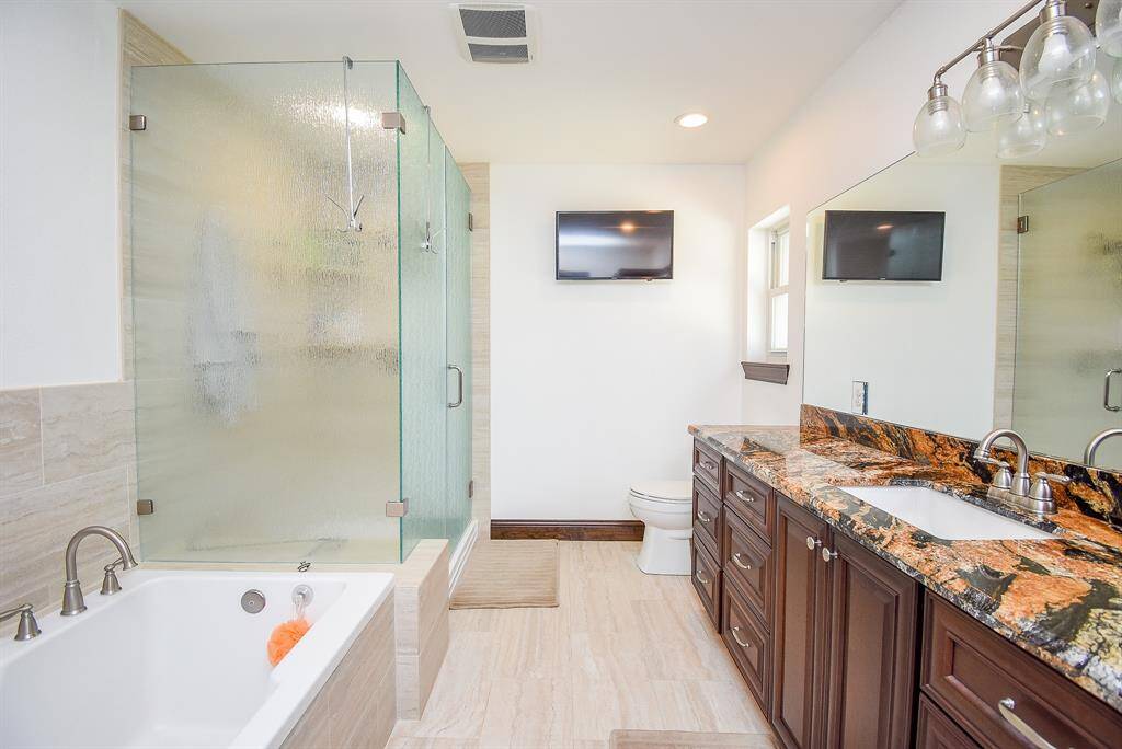 This stunning, bright, and spotless primary bathroom offers all the comforts you need for unwinding after a long day.