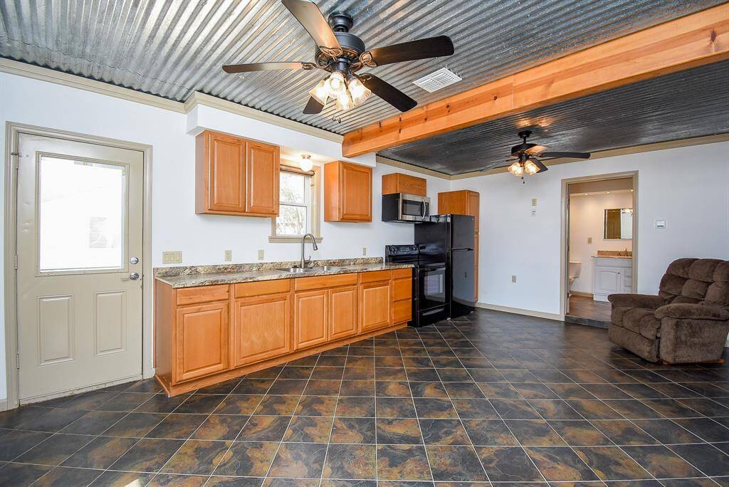 The apartment comes fully equipped with all appliances, a charming tin ceiling, and dual ceiling fans for optimal comfort. Both the apartment and the 2-car garage are fully air-conditioned with central HVAC, giving you the option to easily convert more garage space into additional living space if desired.