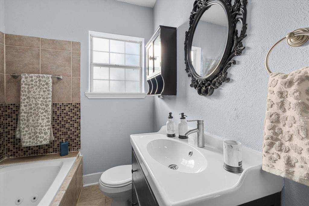 3005 Arbor - Bathroom (Unit 1)