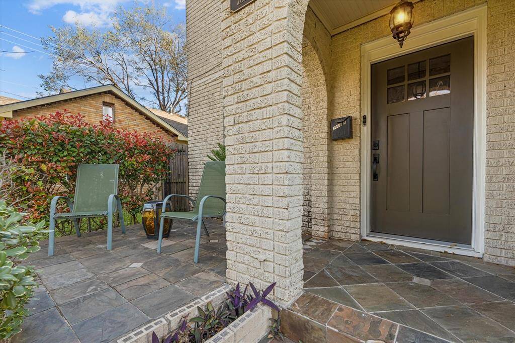 3005 Arbor - Front Porch