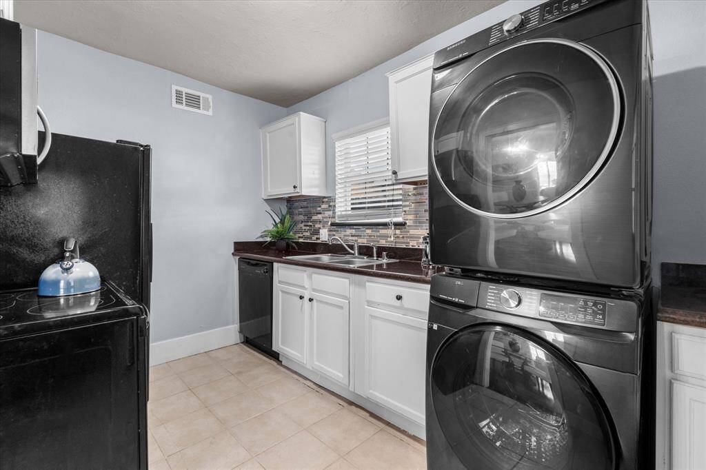 3005 Arbor - Kitchen (Unit 1)