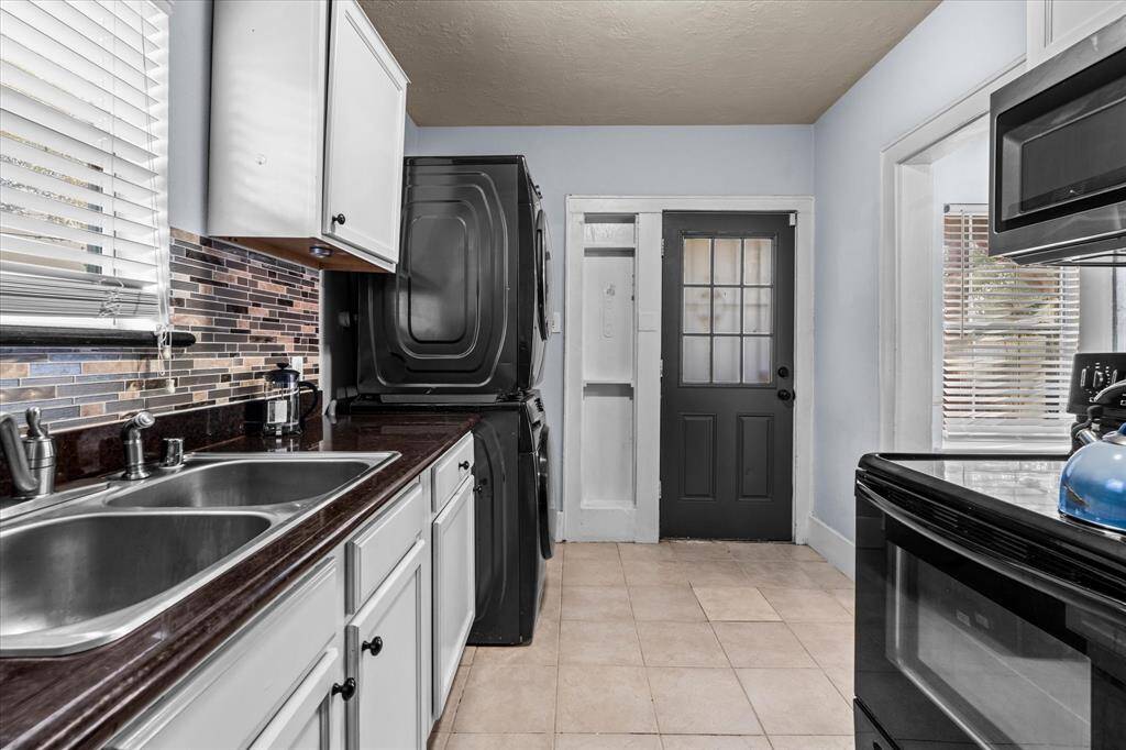 3005 Arbor - Kitchen (Unit 1)