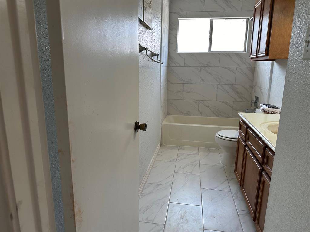 2nd Bathroom with NEW tiles 2nd Floor