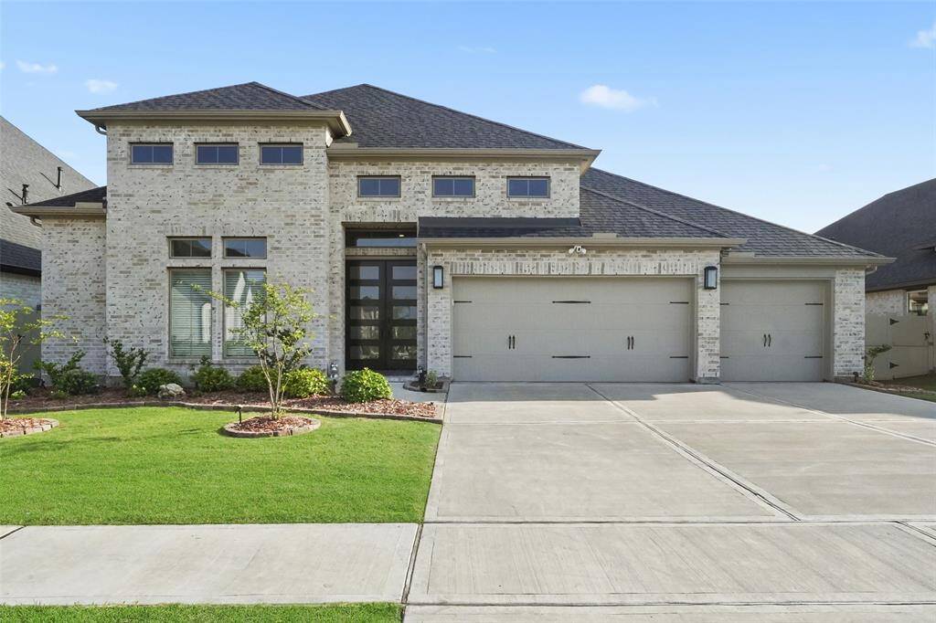 Fabulous 1 story Contemporary home in Harper's Preserve built by award winning Perry Homes.