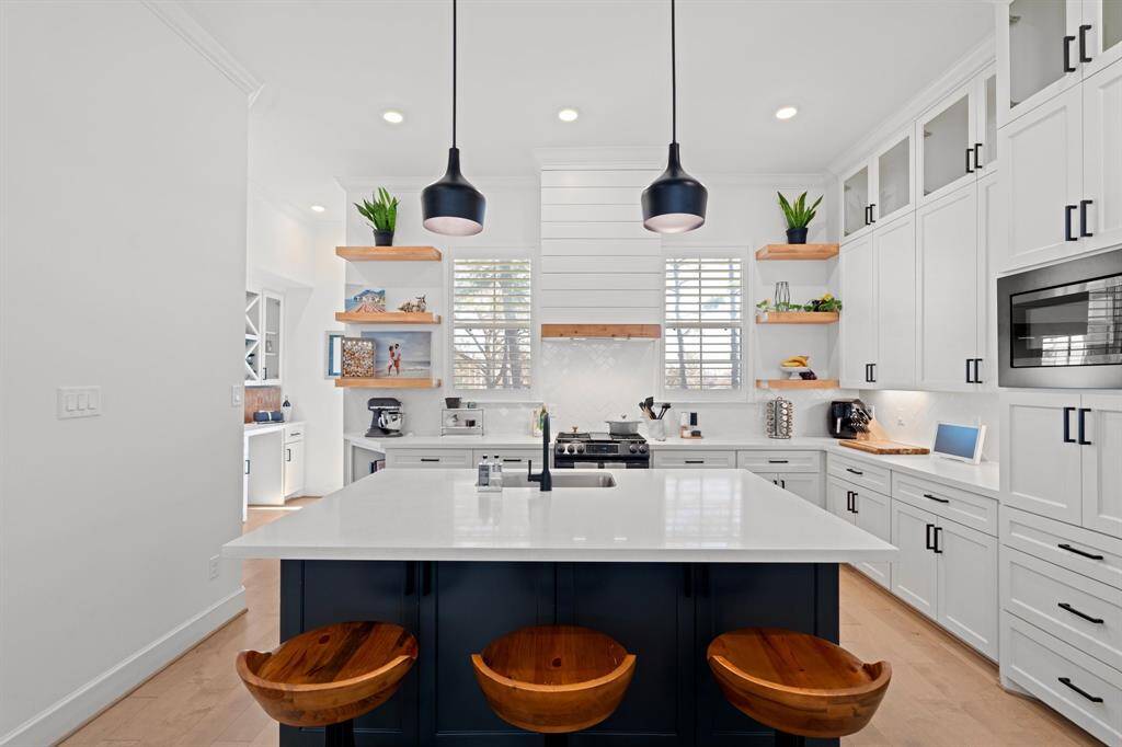 Welcome to 2015 Lou Ellen Lane, Unit C! This recently constructed modern farmhouse residence is located in the highly desired Oak Forest neighborhood.