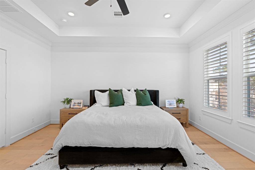 On the third floor you will find the spacious primary suite.