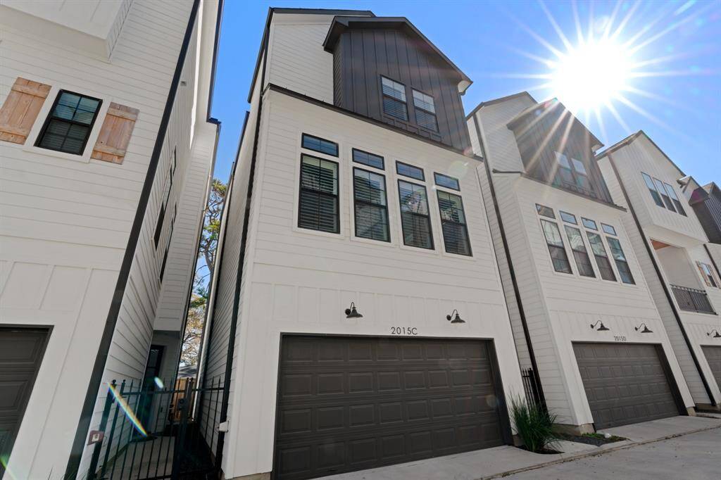 Zoned to exemplary Oak Forest Elementary, this is an incredible opportunity to get into this neighborhood.