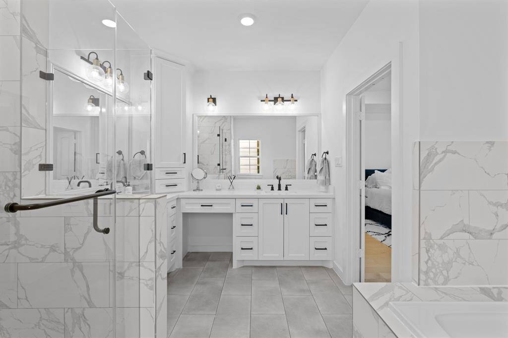 Another view of the primary bathroom with its sleek design and modern finishes.