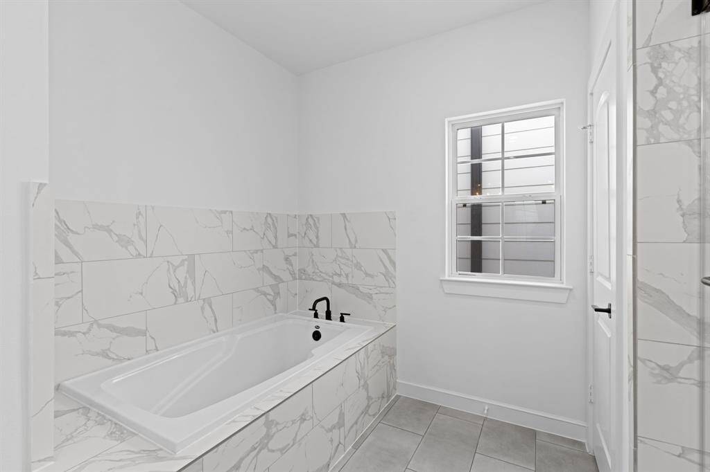 View of the nicely sized soaking tub.