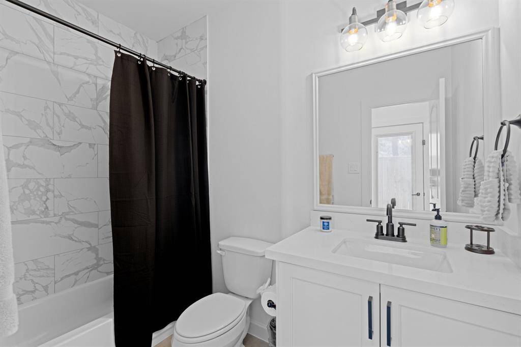 The third ensuite bathroom featuring a shower/tub combo.