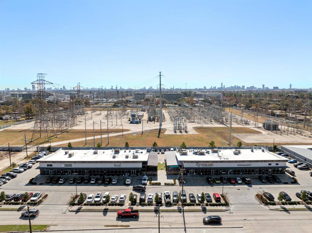 The highly sought-after Oak Forest neighborhood offers great schools, easy highway access, and some of Houston's best restaurants, bars, and parks!