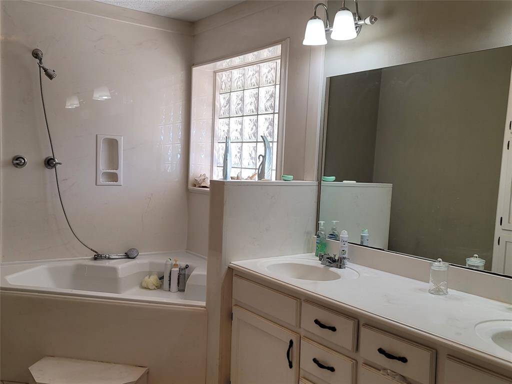 Main bathroom with garden tub and double sinks