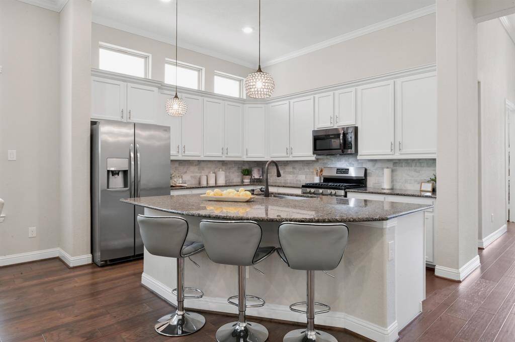Another view of your entertainer's kitchen. There is also a LARGE double door walk in pantry for EXTRA storage.