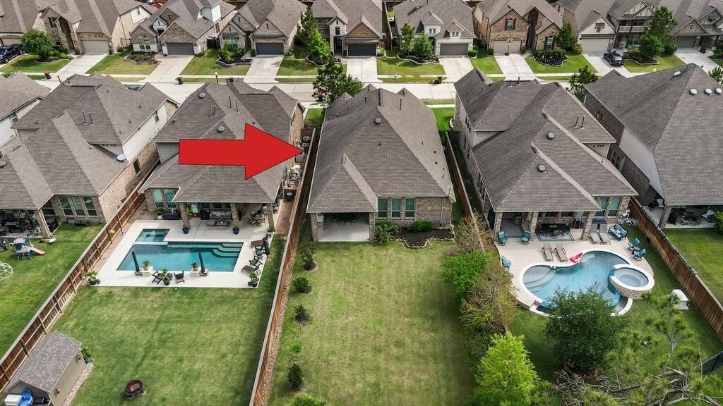 Check out all of that room for a great size pool yet still keeping green space. This is a RARE FIND.