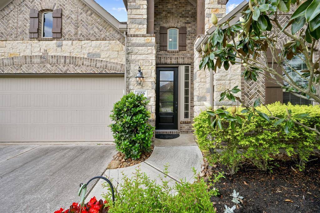 This ALL BRICK home is built by one of the most reputable builders in the city, Lennar Homes. Enjoy fresh landscaping with a lush & inviting landscape.