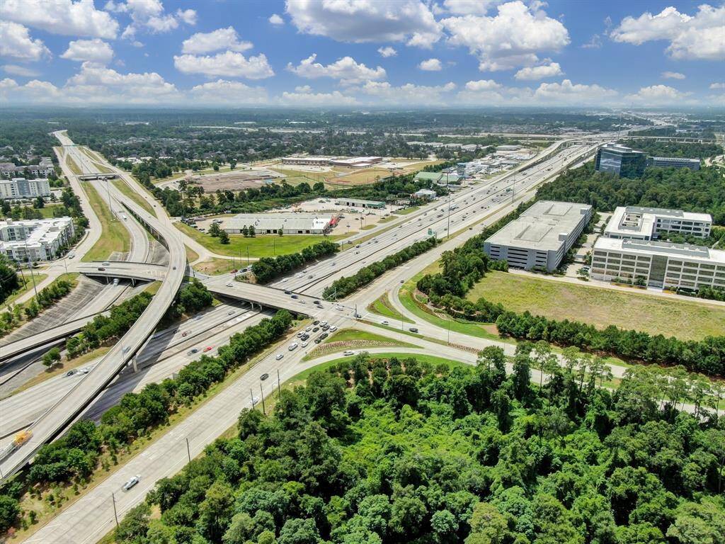 Amazing Location! Easy commute to ExxonMobil Campus & George Bush International Airport
