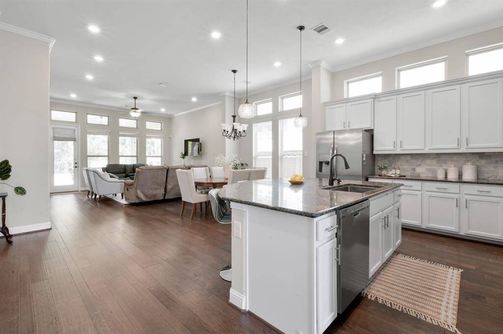 Excellent Open Floor Plan with Recessed & Pendant Lighting