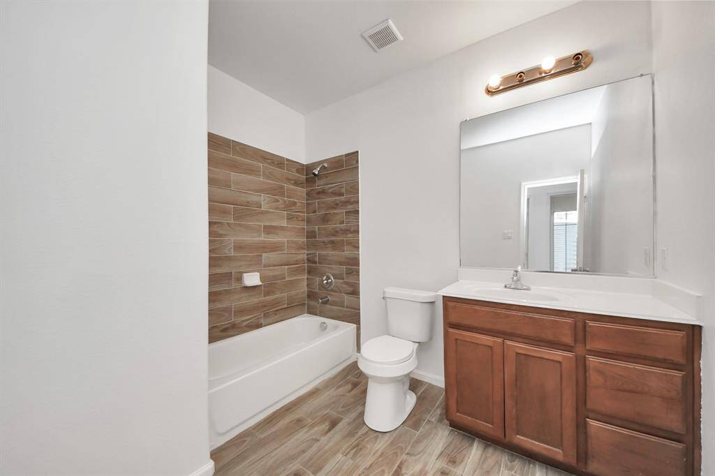 The home offers 3 comfortable bedrooms, including a primary suite with its own private ensuite bathroom for added convenience and privacy.