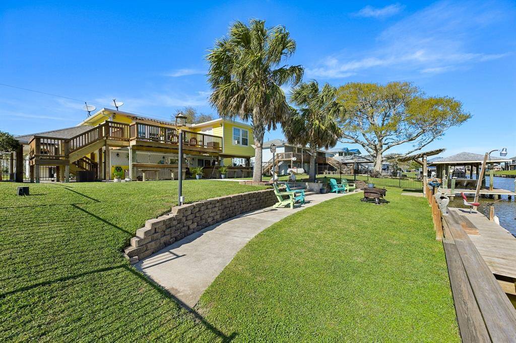 Plenty of yard space for all