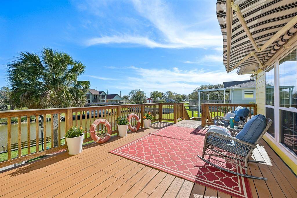Large upstairs deck with roll out cover
