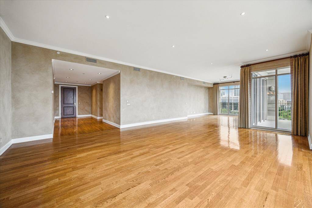 The large living room off the entry hallway has hardwood floors, views of the south and west.