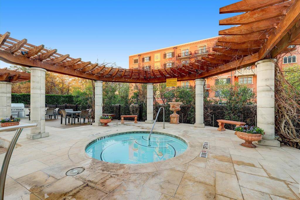 Walk into the relaxing spa-like hot tub. Day or night you can enoy the beautiful blue skies or the evenings breathtaking sunsets.