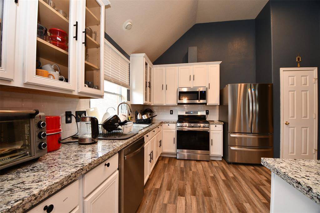 Love kitchen with granite countertop