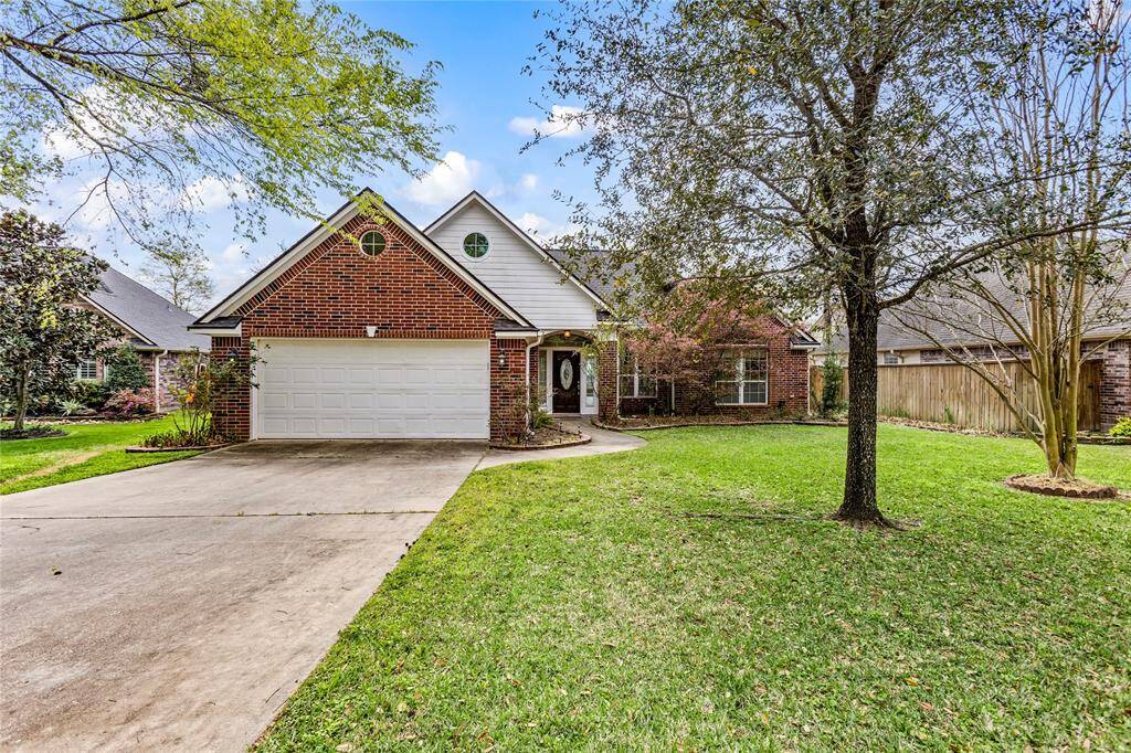 This homes sit on the private circle of S Park Drive. 1 acre reserve across the street and no back neighbors, makes for ultimate privacy.