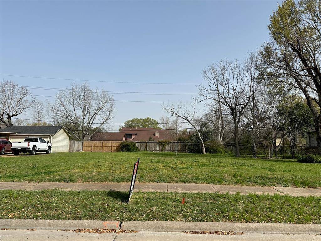 611 Lakeview Dr.Welcome home.