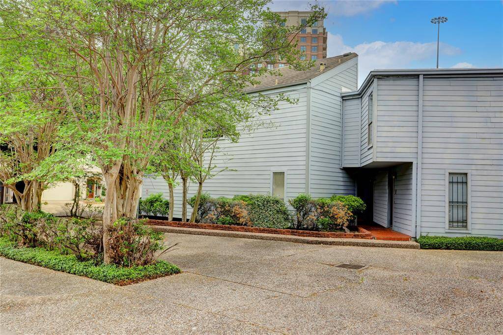 Chelsea Town Villas invites you to discover the ideal location of our community. Just minutes from the vibrant energy of Downtown, the Medical Center, and an array of shopping and dining options, our Villas offer an unbeatable setting.