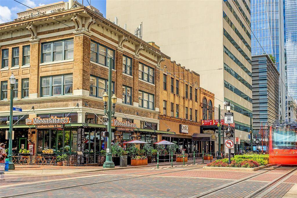 Looking to enjoy some live music or fine eateries, the MetroRail can deliver you to the front door of some of Downtown Houston's best-ranked restaurants and music venues.