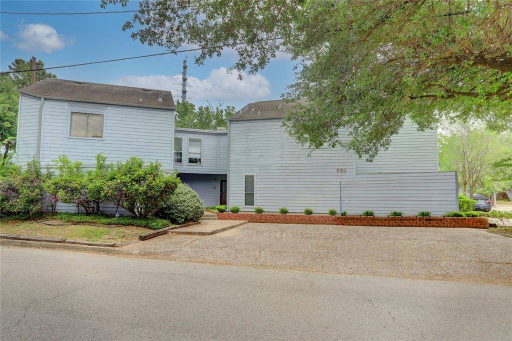 Nestled among the lush, mature trees of the Museum District, Chelsea Town Villas can be found in the heart of the neighborhood, perched at the corner of Rosedale and Milam.