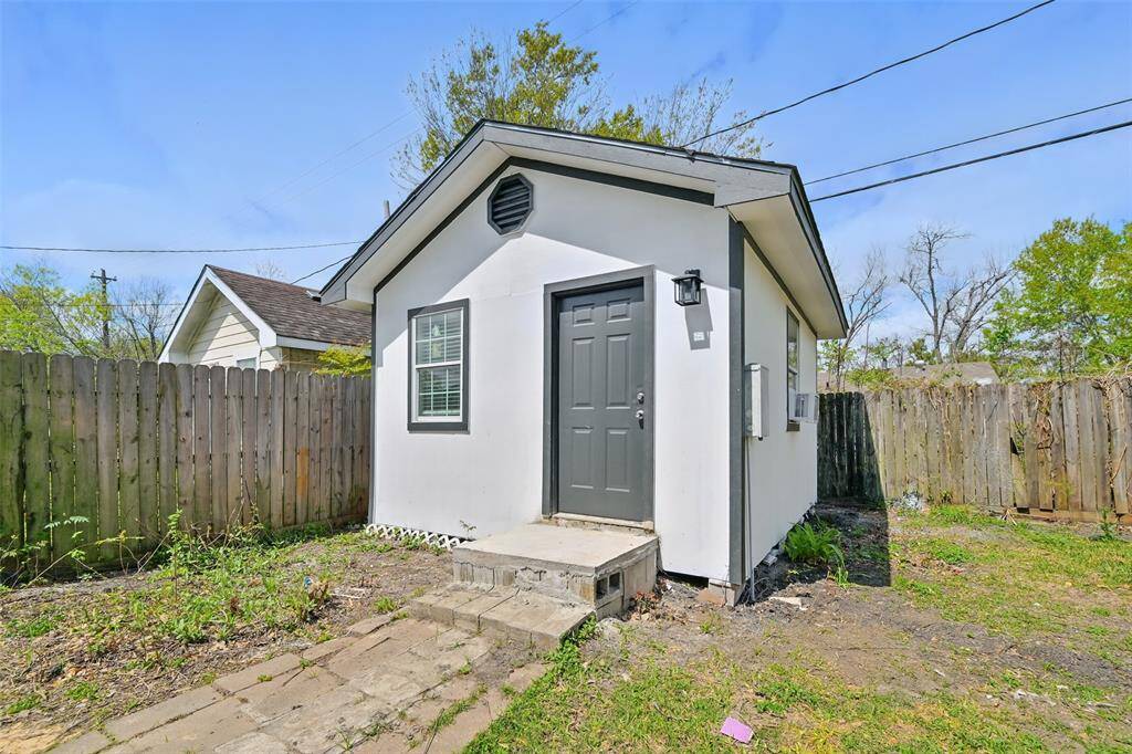 Garage apartment w/ ac.