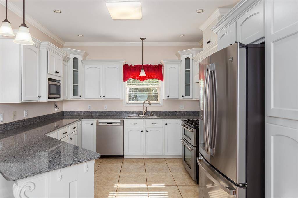 Bright white kitchen, ideal for any cooking enthusiast