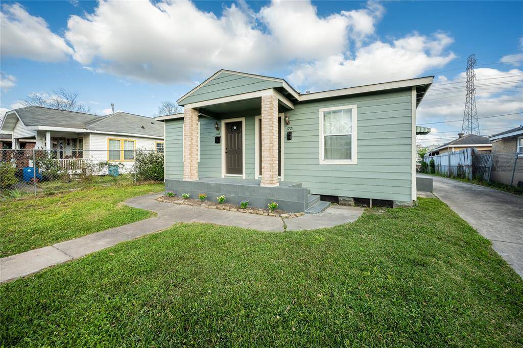 Home is 1,344 sq ft and the lot is 6,250.