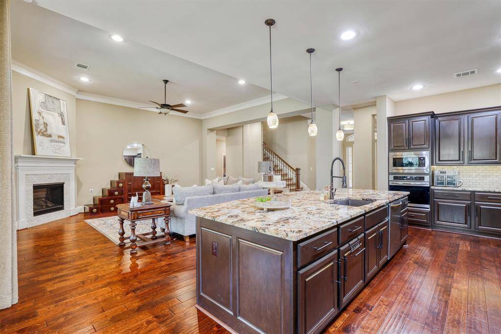 With a direct view of the cozyfamily room and outdoorgreenery, this kitchen is the heartof the home, offering beauty,comfort, and convenience.
