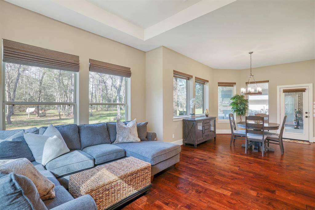 This charming breakfast space isbathed in natural light, featuringa stylish chandelier and scenicviews, making it the perfect spotto start your day.
