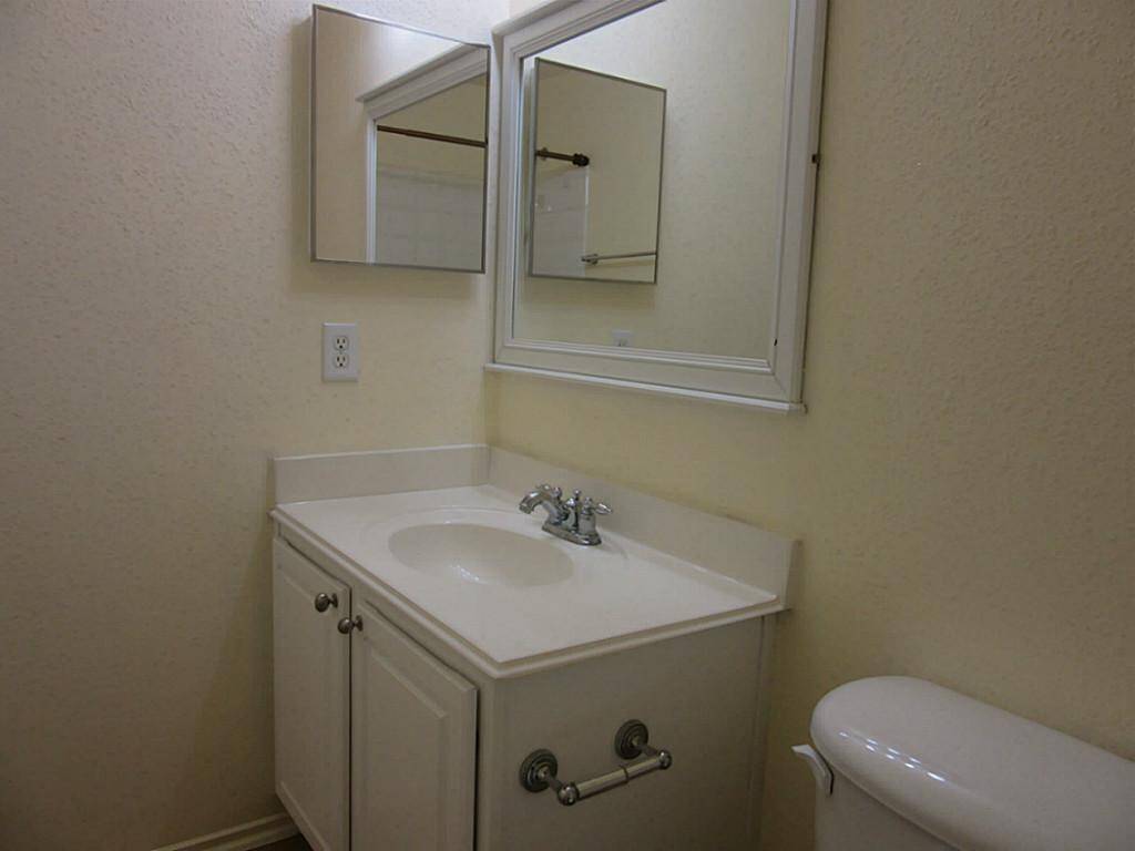 Secondary bath with nice trims