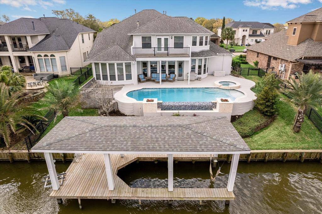 ANOTHER AERIAL VIEW SHOWCASES THE GREAT WATERFRONT AMENITIES.