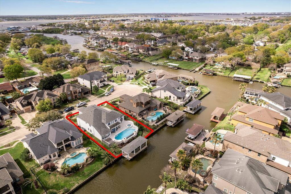 APPROXIMATE AERIAL OUTLINE HIGHLIGHTING THE GREAT LOCATION CLOSE TO THE END OF THE CANAL WHICH OPENS UP TO CLEAR LAKE AND GALVESTON BAY.