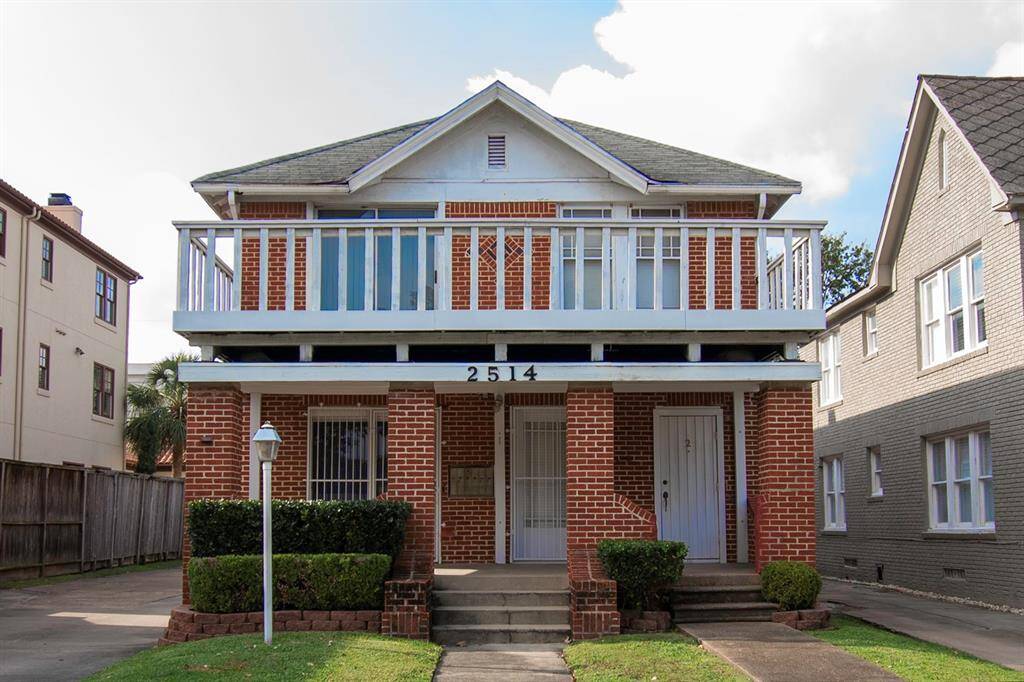 Lovely duplex situated in River Oaks with fantastic walkability to shops and restaurants. This unit is located on the 2nd floor and has a great balcony for entertaining and relaxing. Private entry and ample street parking is available.