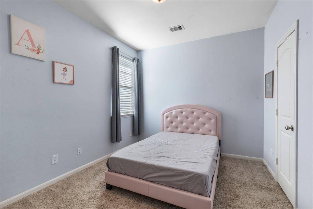 Secondary bedroom.