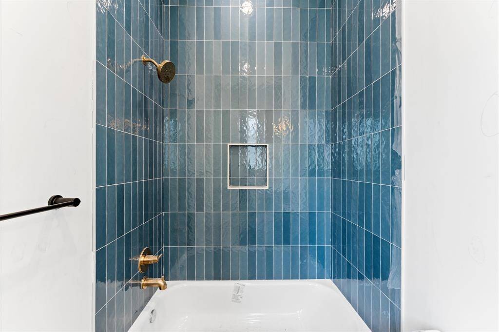 Secondary bathroom.