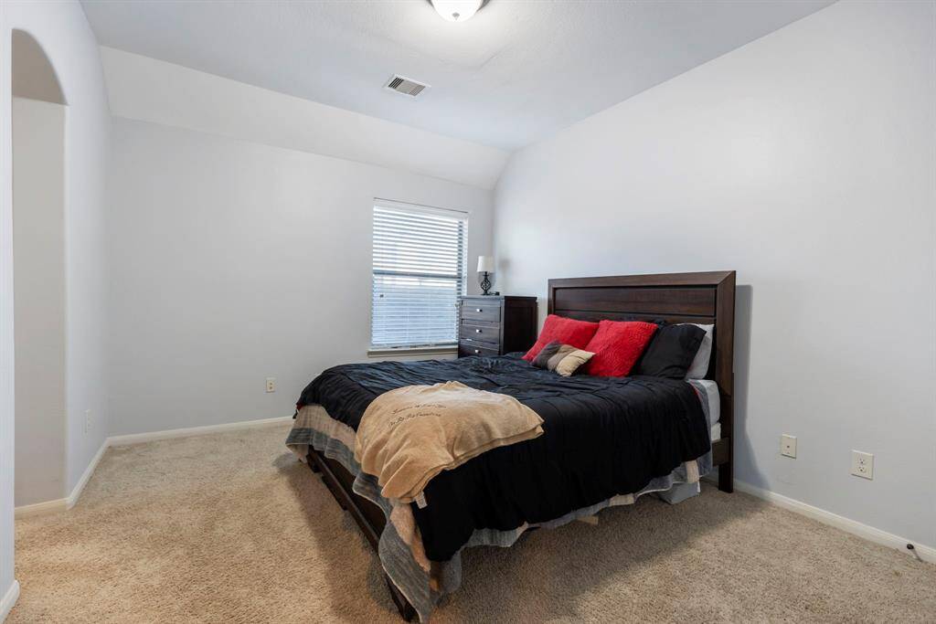Secondary bedroom.