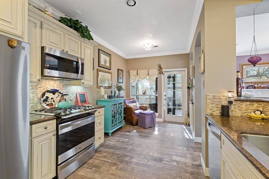 Please note that the gas oven and microwave also offer convection cooking modes.